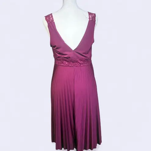 Soprano ‎ Y2K Size M Burgundy Lace Trim Pleated V-Neck Slip On Knee Length Dress