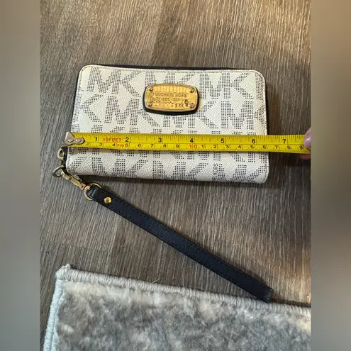Michael Kors  Monogram Wallet Wrislet