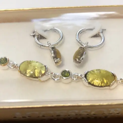 Macy's NWT New Accessory Silver & Green Bracelet Earrings