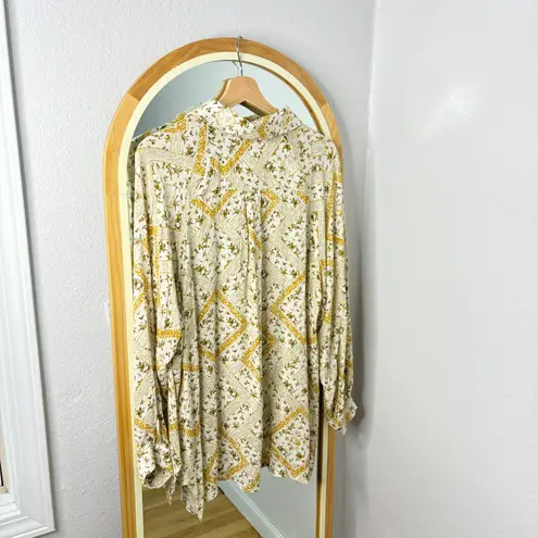 Carly Jean Los Angeles Carly Jean yellow Gold floral patterned oversized flowy button up shirt