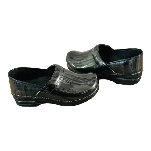 Dansko Pewter Stripe Patent Leather Professional Nursing Clogs Size 39 / 8.5-9