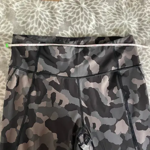 Athleta  Leggings Womens size Large Lightning Camo 7/8 Tight Pockets Active Yoga