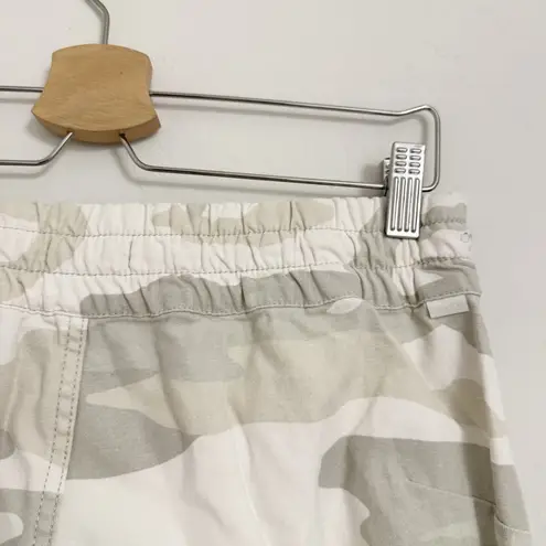 TNA Aritzia Alix Jogger Pants in White Camo Size Medium Green