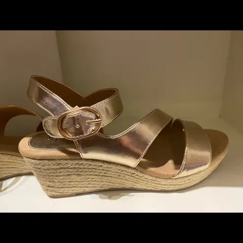 Style & Co . Women’s gold shoes 👠 !!!!!