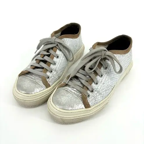 P448 Sally Low Top Sneakers Size 7 Reptile Print White Tan Metallic