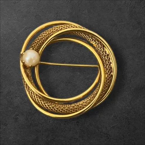 Vintage MCM Retro Gold Tone Swirl Mesh Faux Pearl Circle Brooch Pin 60s Classic