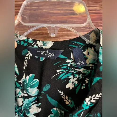 Great Northwest Clothing Company Great Northwest Indigo Flower Sleeveless Button up Shirt. Size Large.