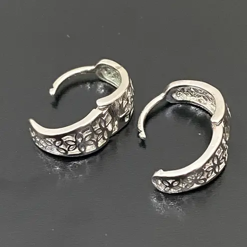925 Signed Sterling Silver Flower Filigree Huggie Mini Hoop Earrings 3g.