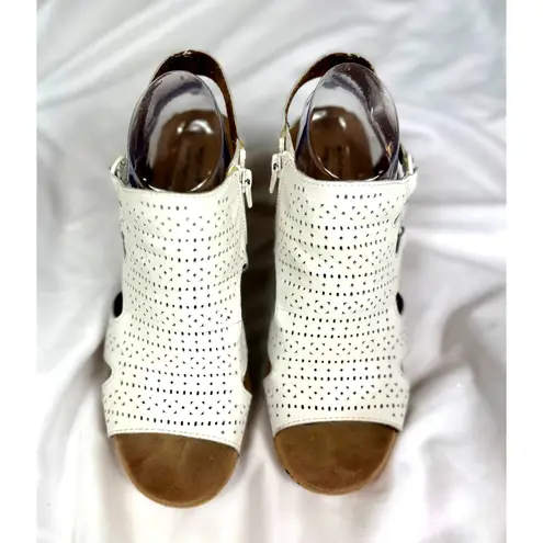 Rockport Cobb Hill Janna Perforated Boot Sandal White size 10