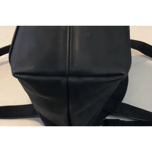 Bueno Black  Small Travel Tote Bag with removable shoulder strap