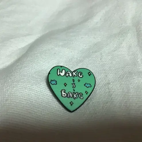 Wake & bake enamel pin Green