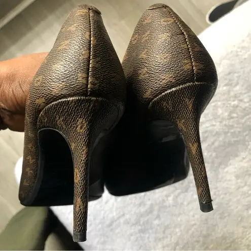 DKNY  pointed toe corporate shoe with logo heels.SIZE: 8.5 /39