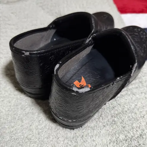 Dansko XP Black Leather Tooled Floral Embossed Clogs Comfort EU 38 US 7.5 Nurses