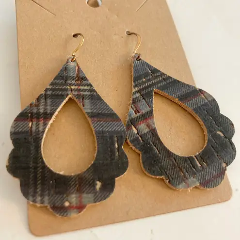 Boutique Dangly Plaid Rustic Earrings Scalloped Teardrop Leather Gray Black Red Blue 2.5” Brand New
