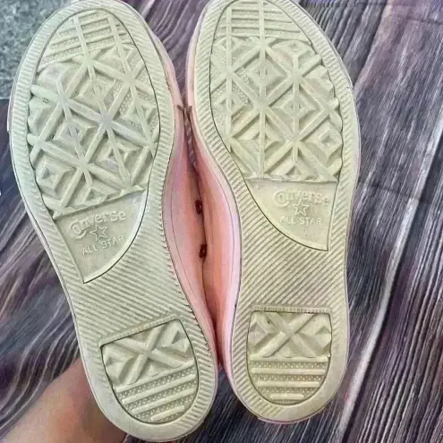 Converse Women’s pink leather, low top canvas  sneakers size 7