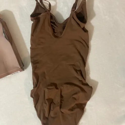 SKIMS BOXED Sculpting Bodysuit M