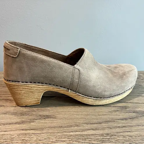 Dansko Mavis Nubuck Leather Slip On Clogs Size EU 41 Comfort Shoes Taupe Tan