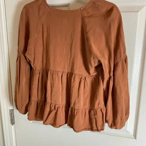 Andree by Unit Camel Women's Tan V-Neck Peplum Top size small