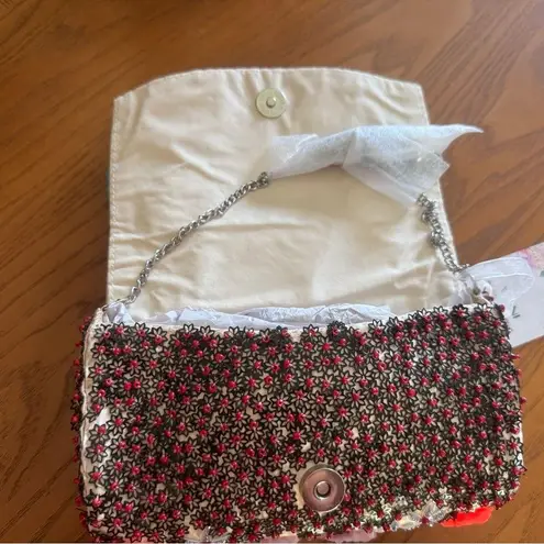 🌺🌼NWT VIRAL bag w/ Beaded Design, Red and Blue Floral! ❤️A Viral Sensation ❤️