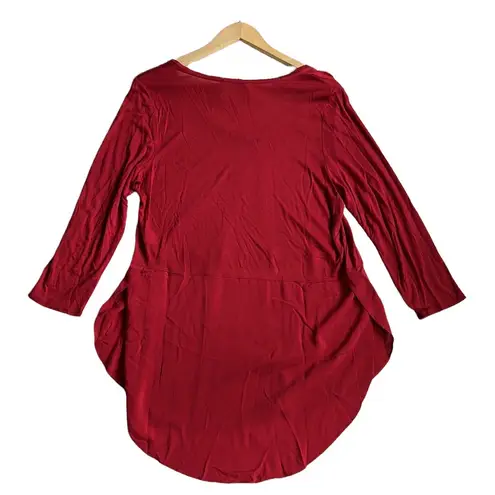 Two by Vince Camuto Red V