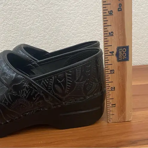 Dansko 906020202 Professional Clog Black Tooled Leather Clogs Size 39 8.5-9US