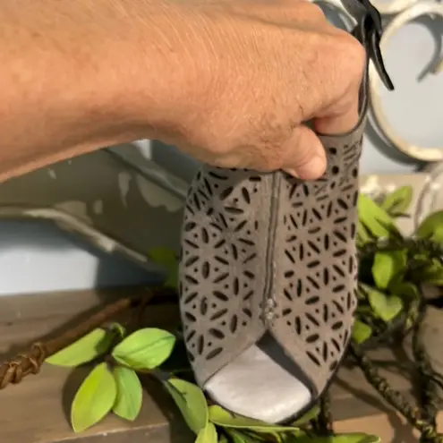 Jambu Leather Wedge Sandals Taupe