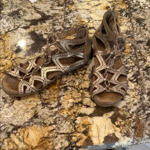 Earth Tan Sandals Comfortable Casual Design Size 8