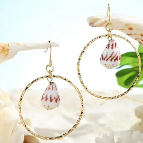 None New Gold toned Hawaiian-Inspired Conch hoop
Earrings beachy vacation cruise