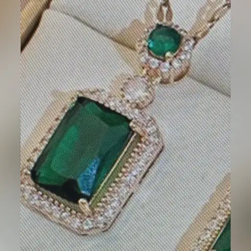 Faux Emerald Necklace Pendant & Earring Set Gold