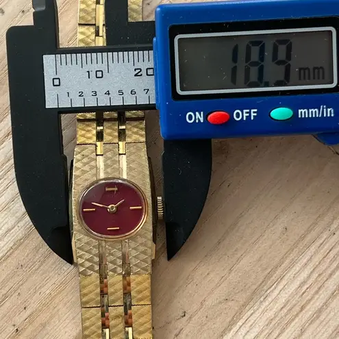 Seiko Rare Vintage Mechanical Winding Ladies Watch Gold Tone Bracelet Red Dial