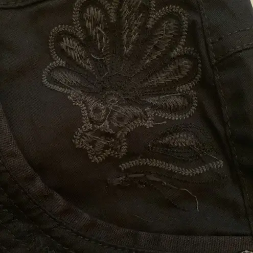 Gloria Vanderbilt Annaliese embroidered black capri pants 20W