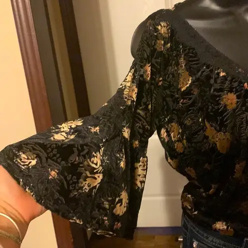 🌸HOST PICK🌸Beautiful Black n Brown Velvet Peek a Boo Sleeves Blouse. Sexy “V” Size M