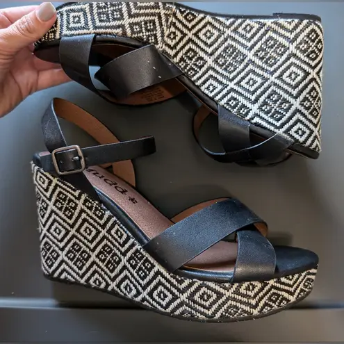 Mudd  Wedge Sandals Like New Geometric Design W8 Black/White thumbnail 2