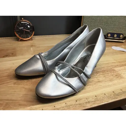 Easy Street Alive 5 Entice Women 8.5 Silver Leather Slip-On Closed Toe Pump Heel