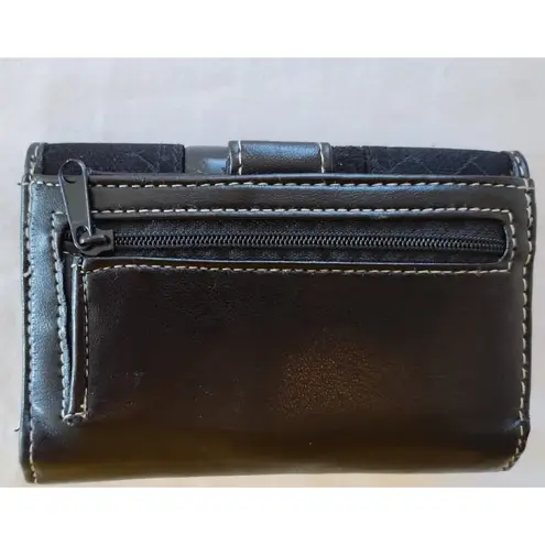 Black Leather Wallet with Ring Buckle & Stitch Detail – Elegant Women’s Clutch