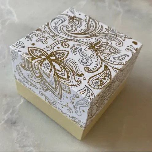 Charter Club NWT
Gold-Tone Green Stone & Crystal Marquise
Cluster Ring.