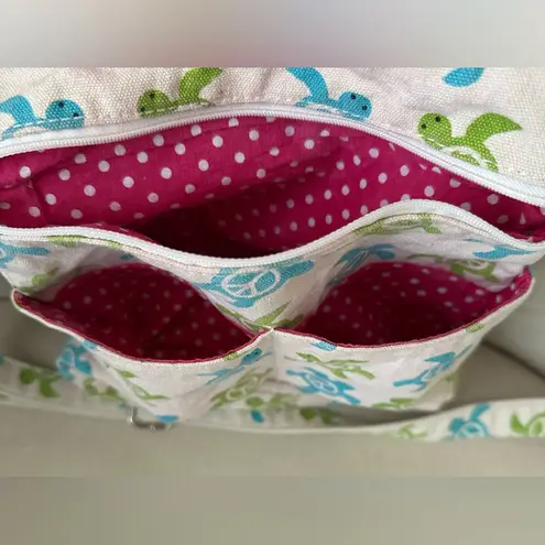 Bungalow 360 Crossbody Bag with Sea Turtle Print. Excellent used condition! Blue