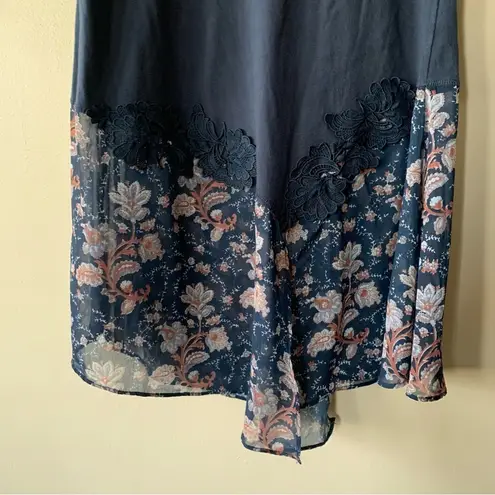 Anthropolgie Akemi + Kin Embroidered Blue Floral Flowy Short Sleeve Top Size M Size M