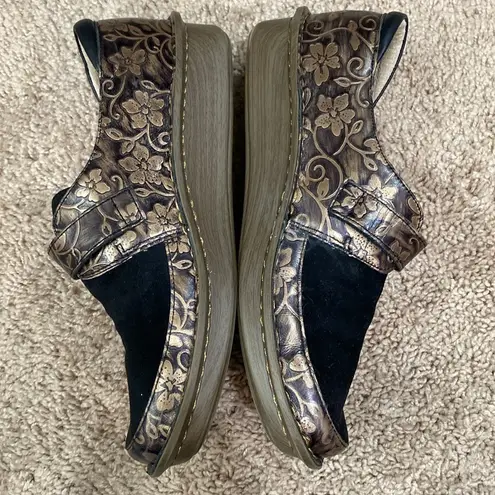 Alegria Algeria cooper flower print and black sue are top