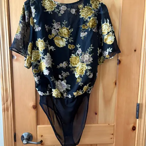 ASTR  The Label Womens Body Suit Short Sleeve V Neck Floral Med Velvet Burnout