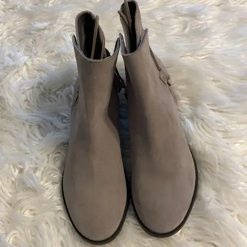 Sorel  Boots size 9 BNWOT see pictures heel is 1 1/2” color gray leather upper