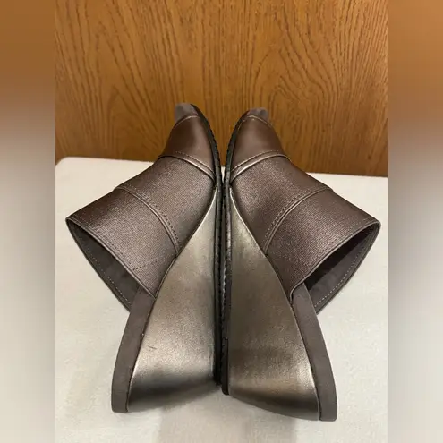 AK Sport Metallic Silver Slides Sandals Slip On Wedge Heel Akchanay Sz 9M