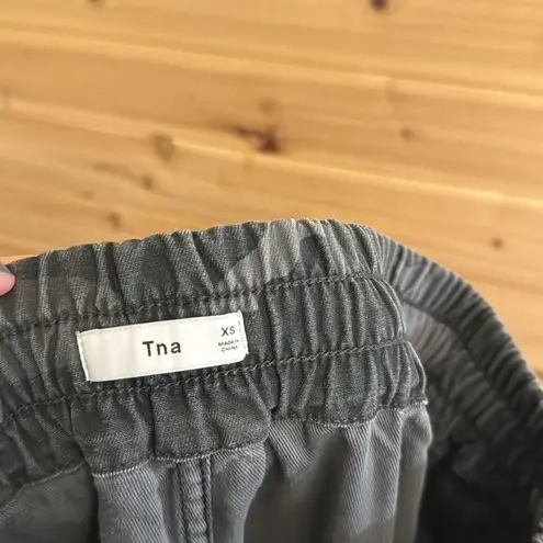 Tna Aritzia Size XSmall Dark Camo Camouflage Print Jogger Pants Gray