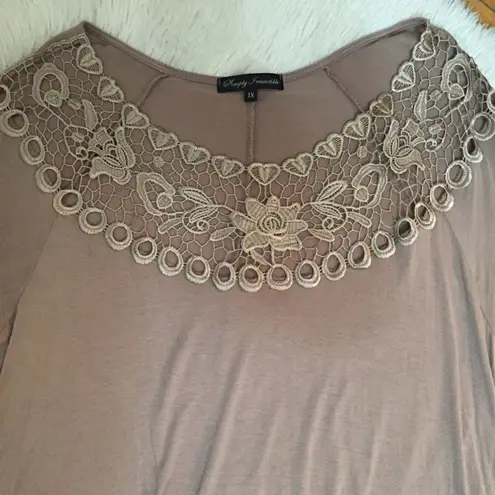 Gorgeous Flowey Top embroidered neckline Size 1X