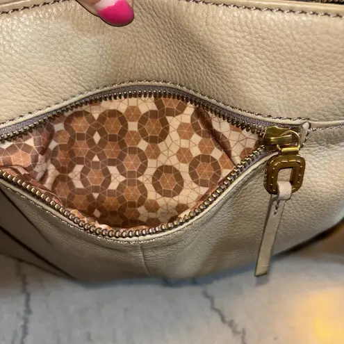 Hobo Leather Zip Top Shoulder Bag Purse Beige Fringe Zipper Pull Tan