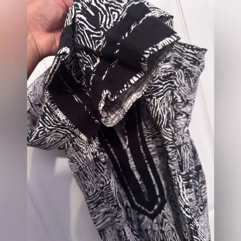 Dana Buchman Black White Print Tunic Blouse Size L. “Abstract print top”