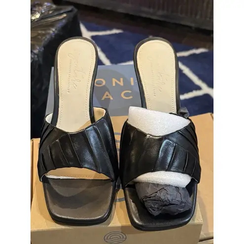 Journee Collection Signature Womens Genuine Leather Juliette Pleated Kitten Heel