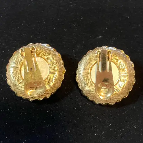 Vintage Lustre Faux Pearl Cabochon Clip on Earrings Pat # 2733491 Large Round Gold