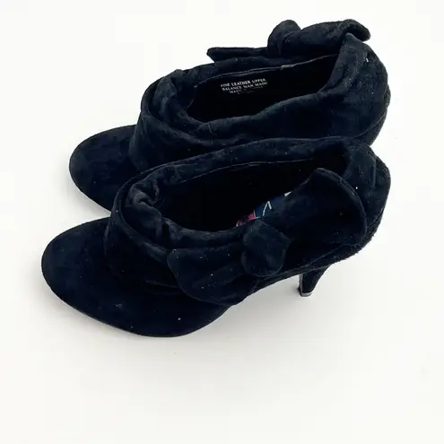 Rocket Dog Black Fine Leather Upper Bow Accent Almond Toe Booties, Size 7