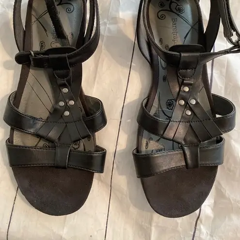 Black open toe sandals, bare traps